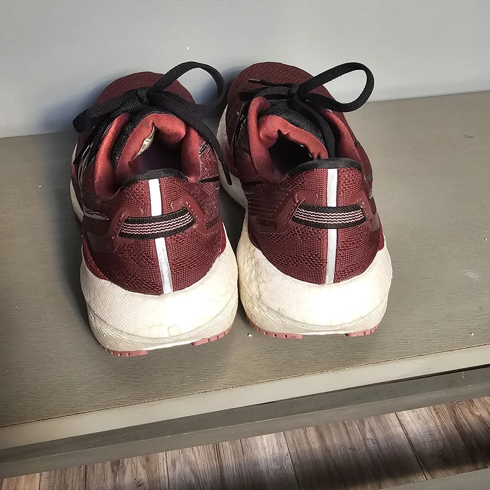 Saucony Women's Triumph 20 running shoes in the sundown rose colorway.‎ Size 7.5